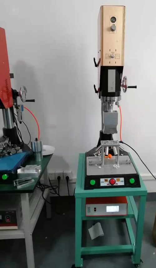 ABS材質(zhì)塑膠澆口超聲波震落模具視頻
